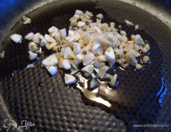 Порезать мелко имбирь и не сильно мелко чеснок. Обжарить до запаха на оливковом масле. Вынуть чеснок и имбирь с масла (выбросить). На масле немного притомить до мягкости потертую морковь. 