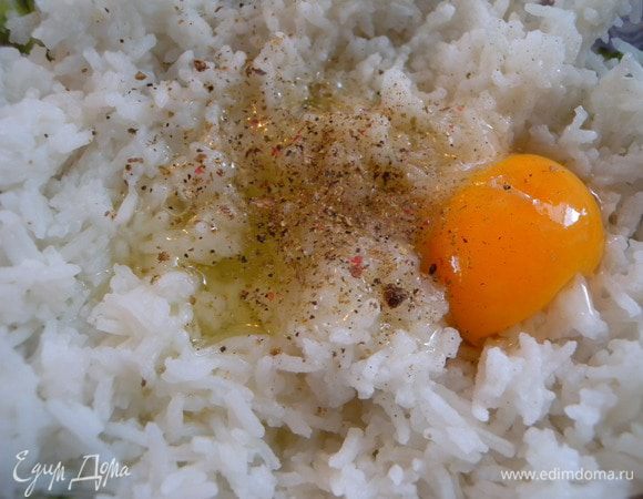 Отварить рис до готовности 75%  (как на голубцы). Остудить и добавить желток и пряности. Перемешать. 