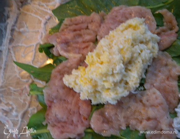 Выложить рис поверх мяса. 