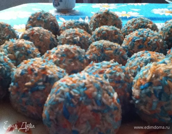 Разделить на 3 неровные части. В большую добавить какао, в среднюю - измельченное печенье, а в меньшую - смолотые орехи! Все!Теперь работаем ладошками. Из ореховой массы скатываем шарики. Каждый заворачиваем в лепешку из песочной массы, и потом из шоколадной! Так проделываем со всеми! После обваливаем в цветной стружке! Получается такой тройной шарик. Отправляем в холодильник на 30-40 минут.

