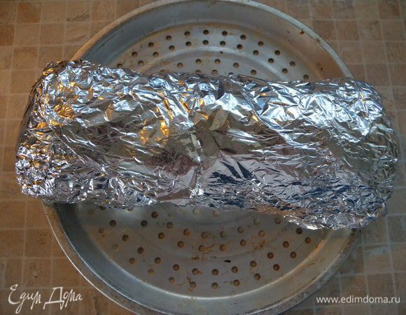 Завернуть в фольгу. Я готовила в аэрогриле. Можно в духовке. До готовности. Около 40 минут. Потом я сверху прорезала фольгу и поставила под гриль еще на минут 10 до зарумянивания. 