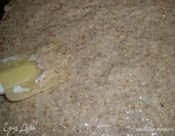 Распределяем начинку по выпеченному коржу ровным слоем.