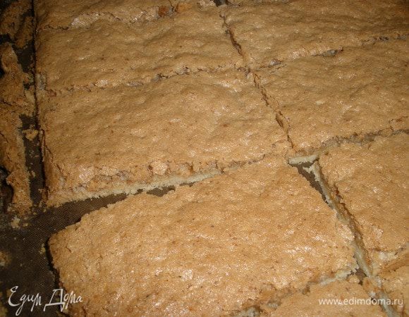 Выпекаем пирожные при температуре 160 градусов еще 25 минут. Затем ГОРЯЧИМИ нарезать на кусочки. 