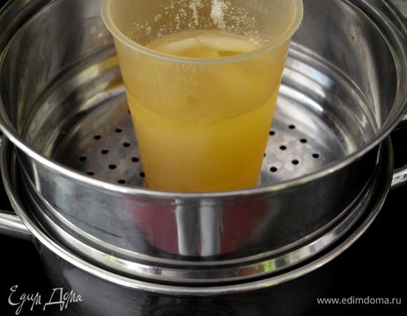 Разогреем духовку до 100 гр.
Подготовим кастрюлю для водяной бани.Смешаем белки с сахаром,добавим ванильные зерна и поставим на водяную баня примерно на 3 мин.Затем добавим соль и винный камень.Снимем с водяной бани.