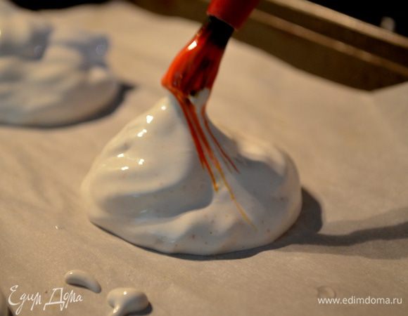 Затем на наши противни, предварительно застелив пергаментом выкладываем наши меренги порционно кондит.пакетом или просто ложкой.
Используем кисточку и пищев. краску можно любую по цветности,либо смешиваем желтую с красной и получаем оранж.цвет и наносим полосками на наши меренги (каждую). 