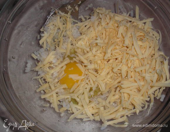 Готовим основу из риса. Для этого рис предварительно варим,остужаем. Добавляем натертый твердый сыр, яйцо, перемешиваем, солим-перчим по вкусу.