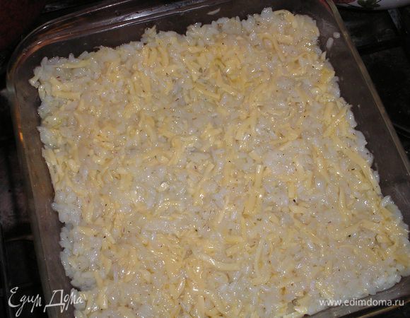 Форму смазываем оливковым маслом. Выкладываем рисовую смесь, утрамбовываем.