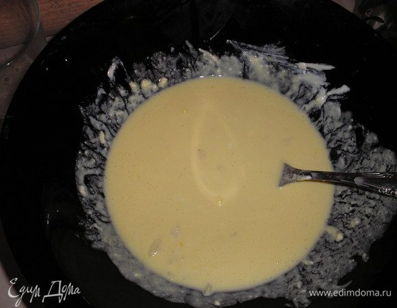 Готовим заливку. Фету крошим руками, добавляем сливки(сметану), яйца, рубленый чеснок, 1 ст.л оливкового масла, перемешиваем.