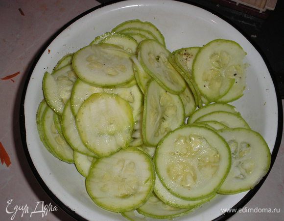 Кабачок нарезаем очень тонко, я на специальной шинковке.