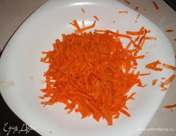 Морковь натираем на терке.