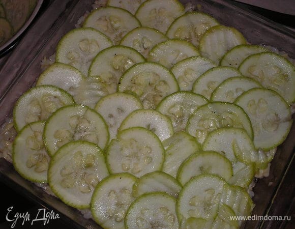 На рисовую основу выкладываем половину кабачков.