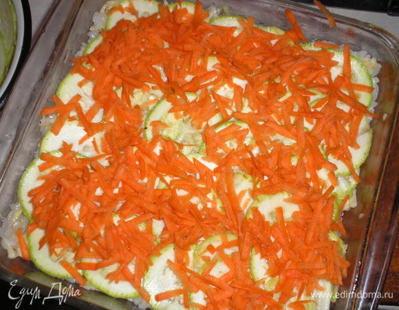 Посыпаем натертой морковью.