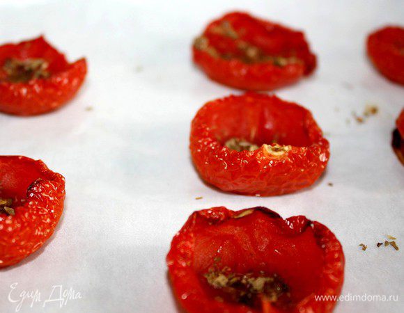 Помидоры черри разрезать пополам,удалить из них семена.Выложить помидорки на выстеленный пергаментом противень,по желанию присыпать травками,сбрызнуть оливковым маслом и отправить в духовку на 1,5-2 часа для сушки  при температуре 100*С.