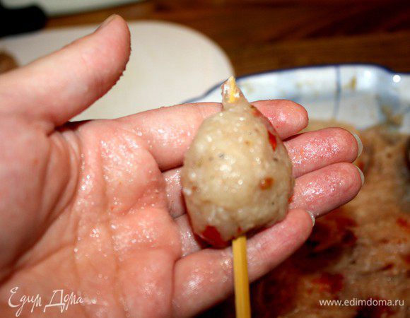 Вяленые помидоры нарезать и добавить в фарш.Для приготовления кебабов достаточно взять 1 ст.л.фарша,отбить его в руке так,чтобы получился колобок.Затем нанизать этот колобок на шпажку и смоченной в воде рукой распределить фарш,прижимая его к шпажке.Часть кебабов можно обернуть полосками бекона.Смазать решётку гриля растительным маслом,выложить сверху кебабы и запечь их на гриле.Не забываем подставить под решётку противень с небольшим количеством воды,чтобы лишний сок не горел в духовке. Если такой способ вызывает трудности,то решётку можно покрыть фольгой и уже её смазать оливковым маслом.В самом крайнем случае можно воспользоваться сковородой.