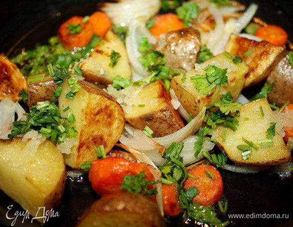 Для приготовления картофельного гарнира тщательно отмыть картофель и нарезать его крупно.Морковь очистить и также крупно нарезать.Лук нарезается вдоль дольками.В сковороде прогреть оливковое масло и отправить в него все овощи.Обжаривать на среднем огне до готовности.Посолить.Кинзу(укроп)и чеснок измельчить и присыпать ими готовый картофель.Крышкой сковороду не накрывать,чтобы не потерять свежего аромата чеснока.