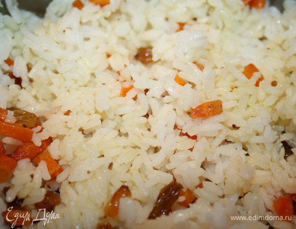 Для рисового гарнира отварить рис по инструкции на упаковке в подсоленной воде.Морковь нарезать кубиками и обжарить её на оливковом масле,затем добавить изюм(предварительно замоченный в воде) и специи,растёртые в ступке.К моркови добавить рис,перемешать и прогреть гарнир.