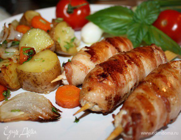 Подавать кебабы на большом блюде с картофелем или рисом.С питами или лавашами,со свежими овощами.С вкуснейшими йогуртовыми,томатными и сливовыми соусами.И всё это под бутылочку хорошего красного вина!Приятного аппетита!