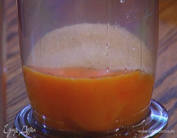 Приготовить тесто: взбить миксером 4 желтка и 80 г сахара в пышную массу.