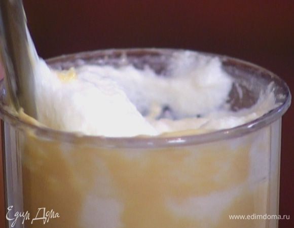 Оставшиеся 4 белка посолить, взбить в воздушную массу и порциями быстро вмешать в тесто.