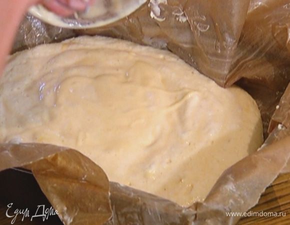 Небольшую форму выстелить бумагой для выпечки, смазать ее оставшимся сливочным маслом и вылить тесто.