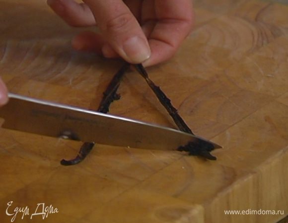 Стручок ванили разрезать вдоль пополам, вынуть зерна и все вместе  отправить в небольшую кастрюлю.