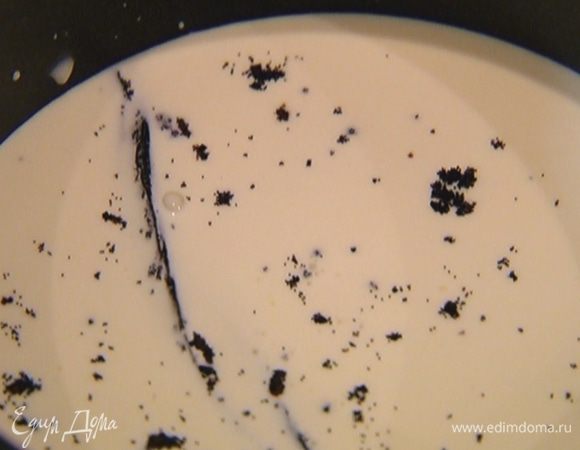 Влить сливки и довести до кипения, но не кипятить.