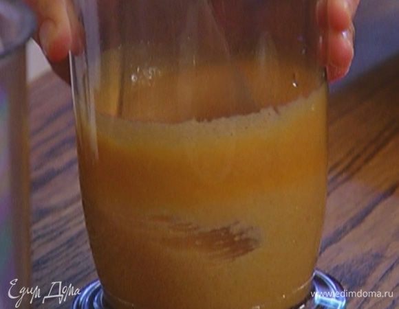 Оставшиеся 3 желтка и 60 г сахара взбить миксером.