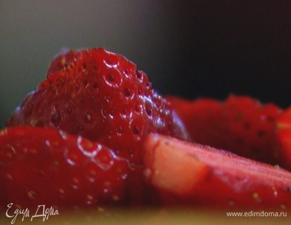 Клубнику разрезать пополам, крупную — на 4 части.