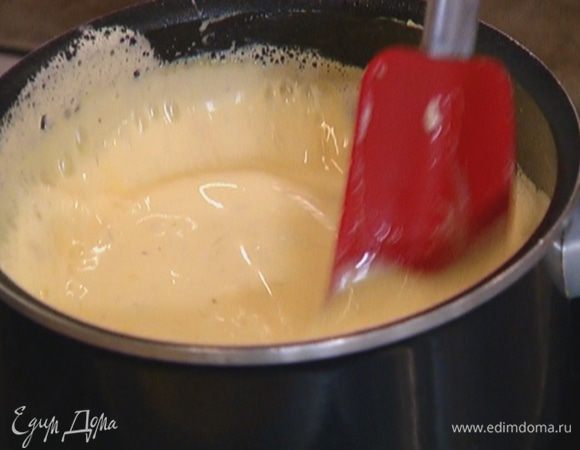 Приготовить крем: вынув стручок ванили, влить сливки в желтковую массу, непрерывно перемешивая венчиком. Перелить все обратно в кастрюлю, поместить на огонь и, продолжая непрерывно помешивать, прогревать, пока крем не загустеет. Затем снять кастрюлю с огня и еще некоторое время помешивать крем, чтобы он не свернулся. 