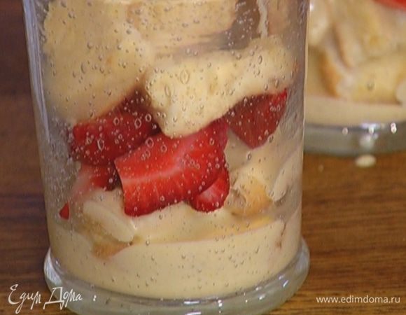 Готовый бисквит остудить, разрезать на небольшие куски, выложить в бокалы и влить понемногу крема, так чтобы бисквит пропитался, сверху  добавить немного клубники. Затем опять бисквит, крем и клубника. 