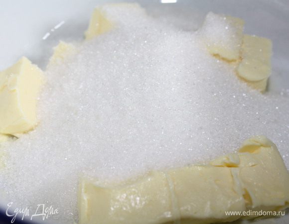 Масло растереть с сахаром и ванилином.