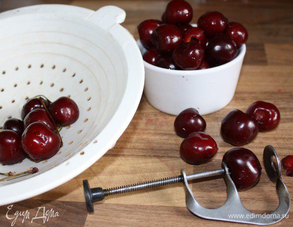Из черешни,которая предназначена для пирога,удалить косточки.