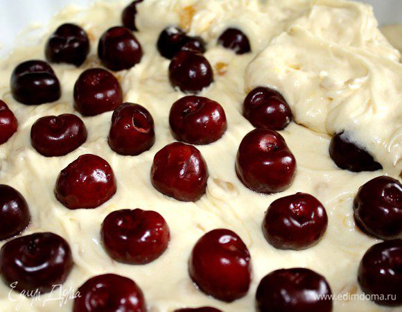 В форму(22-24 см),смазанную маслом,выложить часть теста.Затем ягоды.И опять тесто.Выпекать при t 200*С около 40 минут.Остудить в форме.