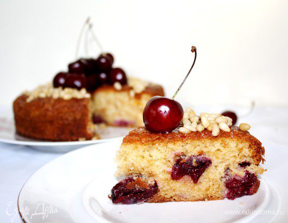 Готовый пирог смазать абрикосовым джемом.В центр выложить свежие ягоды,а вокруг ягод рассыпать орехи.Приятного аппетита!