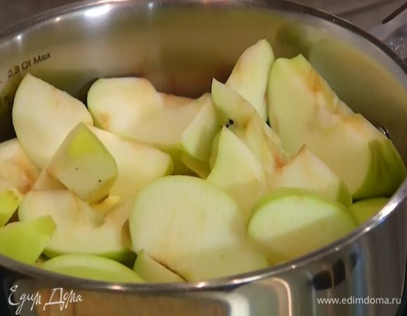 В небольшую кастрюлю влить стакан воды, добавить яблоки, довести до кипения и убавить огонь до самого маленького.