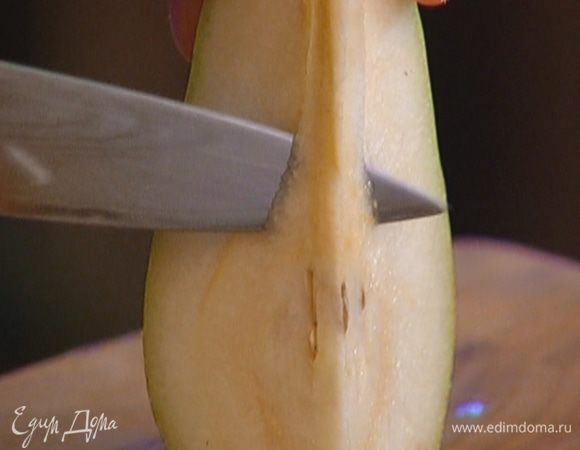 Груши почистить и, удалив сердцевину, нарезать маленькими кусочками.