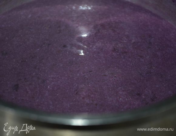 Остальное молоко добавить к чернике, нагреть, влить крахмальную смесь.
Готовить, помешивая, до консистенции киселя.