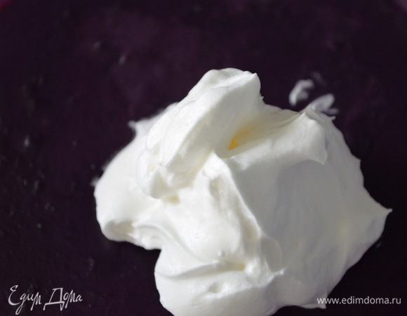 Охладить, добавить взбитые сливки, поставить в мороженницу на 30мин, потом в морозилку на час.