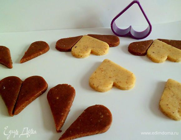 Из шоколадного теста, также сделать сердечки и разрезать их пополам, это будут ушки. Тесто песочное, так что работать нужно осторожно, чтобы не порвалось.