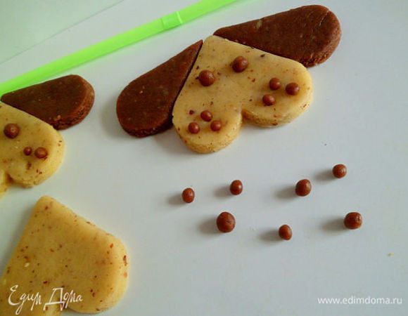 Можно в отверстие вставить шоколадное тесто или оставить пустыми.