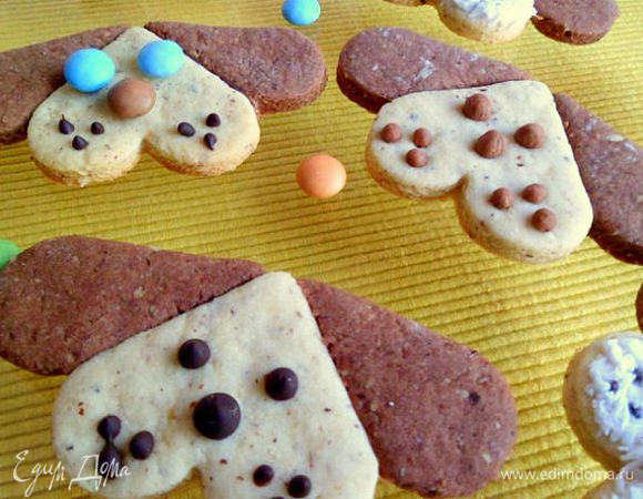 А когда испечется нужные места смазать вареньем и сделать глаза, нарисовать шоколадом глаза, нос. Можно сделать нос из конфет, можно смазать мордочки глазурью и потом обмакнуть в кокосовой стружке. Приятного аппетита.