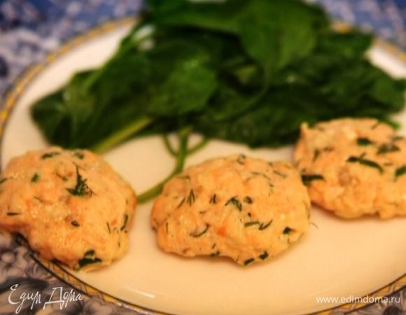 Через десять минут шпинат вынуть, а котлеты держать на пару до готовности — еще 5–10 минут. 