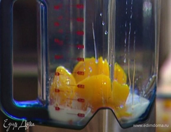 Персики поместить в блендер.