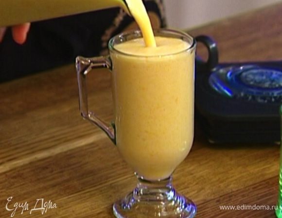 Добавить молоко, апельсиновый сок, йогурт и лед, все взбить и перелить в стакан. 