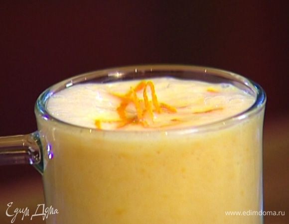 Украсить коктейль апельсиновой цедрой.