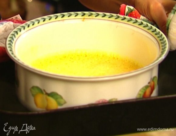 Выложить массу в огнеупорную форму, поместить ее в глубокий противень, наполовину заполненный водой, и отправить в разогретую духовку на 45–50 минут.