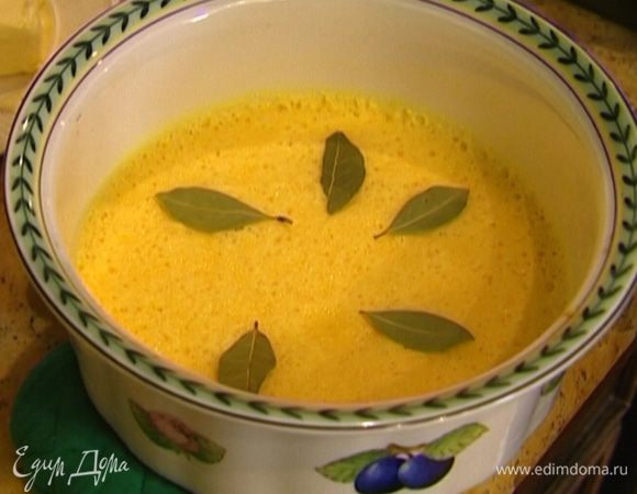 Готовый крем украсить оставшимися лавровыми листьями.