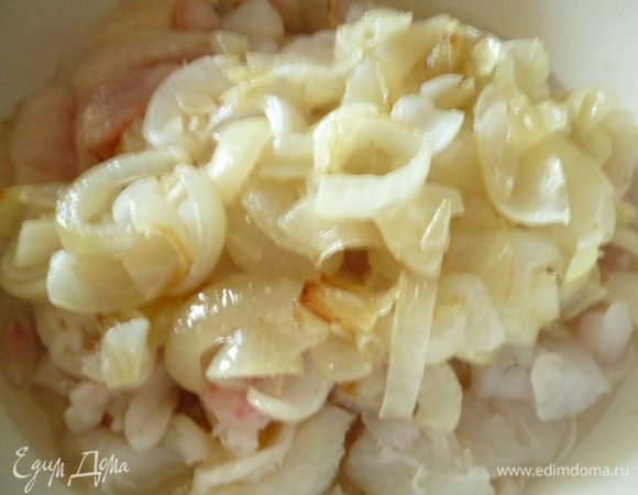 Лук нарезать полукольцами и слегка обжарить до прозрачности на растительном масле,остудить.