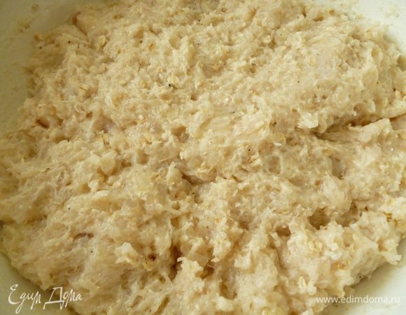 Хорошо перемешать и слегка отбить фарш.Поставить в холодильник на 1час.