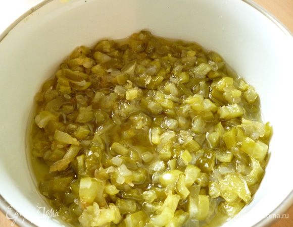 Приготовить начинку:малосольные огурцы нарезать мелкой соломкой или кубиком.Белую часть зеленого лука нарезать полукольцами.Нагреть сковороду,налить растительное масло,добавить сливочное масло и на небольшом огне слегка обжарить лук,затем добавить нарезанные огурцы и тушить до полного испарения жидкости,остудить.